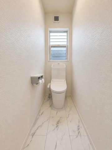 八街市八街に　中古戸建のトイレ|※画像の一部はAIを用いて加工・編集しています。実際の状況と異なる場合がありますので、ご了承下さい。