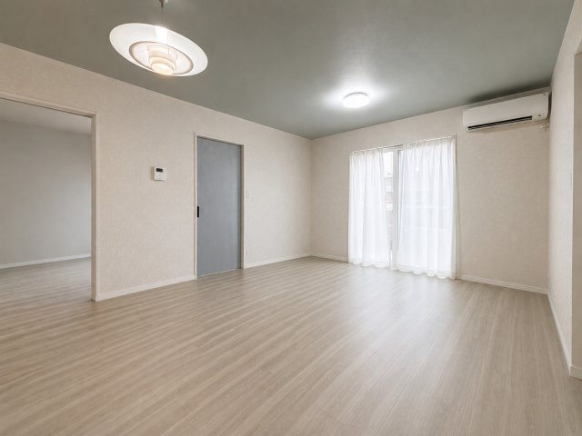 八街市八街に　中古戸建の居間・リビング|※画像の一部はAIを用いて加工・編集しています。実際の状況と異なる場合がありますので、ご了承下さい。