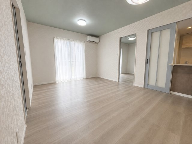 八街市八街に　中古戸建の居間・リビング|※画像の一部はAIを用いて加工・編集しています。実際の状況と異なる場合がありますので、ご了承下さい。