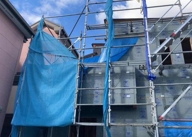 【バルコニー】 | バルコニーは、室外の専用スペースのうち、「屋根がなく開放された空間」であるものを指します。ベランダより広いタイプのものが多く、日当たりもよいため家庭菜園などを楽しみたい人にとって適した環境となります。