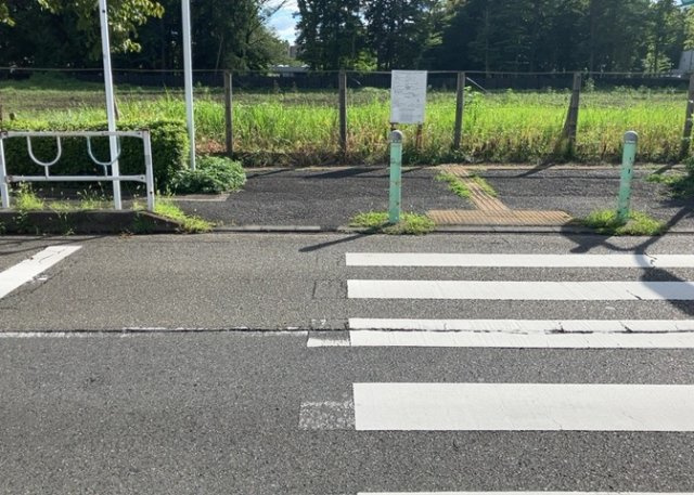 【前面道路含む現地写真】 | 道幅が狭い場所は比較的土地の値段が低いことが多く、また交通量が少ないため騒音が少なく静かな環境で過ごせます。また、小さいお子様がいるご家庭も安心です。一方で車の駐車が難しいというデメリットもあります。