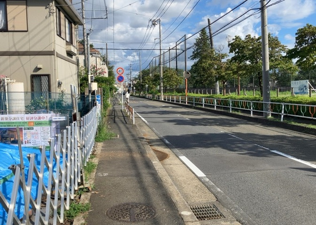 【前面道路含む現地写真】 | 住宅用の土地では前面道路に2m以上接していなければならないと法律で定められています。しかし、お持ちの車のサイズやライフスタイルなどにより、2mでは利便が悪い場合もございますので、事前に確認しましょう。
