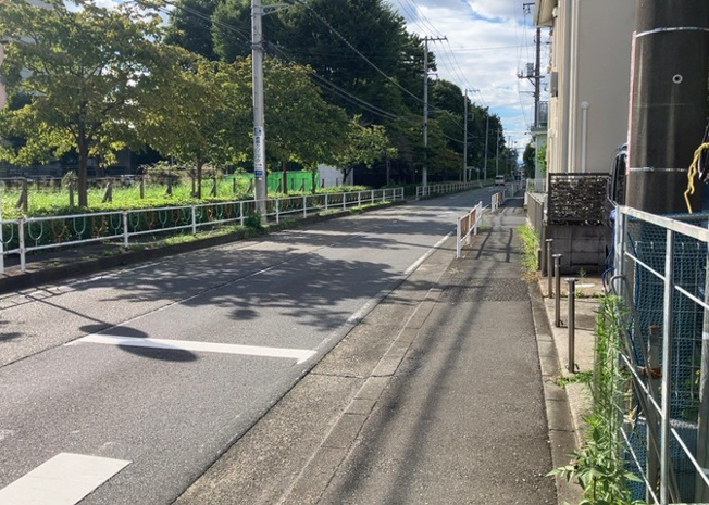【前面道路含む現地写真】 | お持ちの車種によっては前面道路が広い方が便利でしょう。しかし、前面道路が広ければその分交通量が多くなるため、騒音などが気になる場合があります。実際に現地を見学し、周辺交通量や騒音などを確認しましょう！