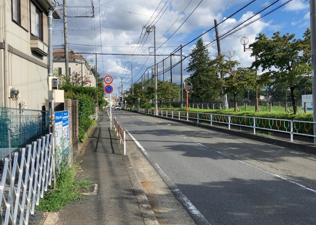 【前面道路含む現地写真】 | 住宅用の土地では前面道路に2m以上接していなければならないと法律で定められています。しかし、お持ちの車のサイズやライフスタイルなどにより、2mでは利便が悪い場合もございますので、事前に確認しましょう。