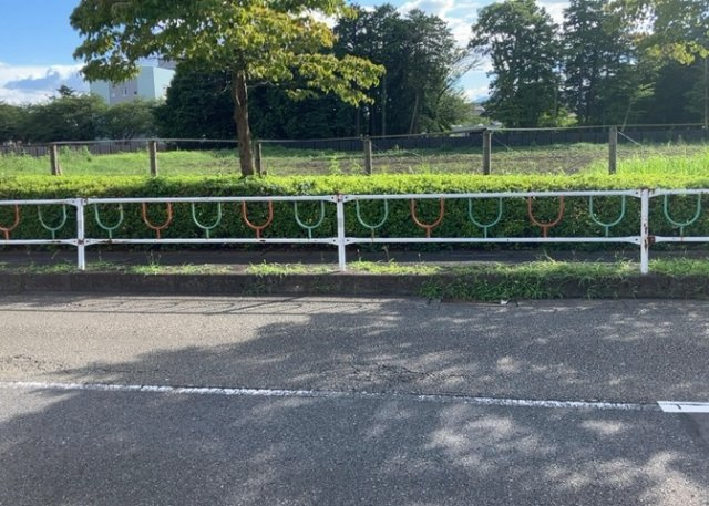 【前面道路含む現地写真】 | お持ちの車種によっては前面道路が広い方が便利でしょう。しかし、前面道路が広ければその分交通量が多くなるため、騒音などが気になる場合があります。実際に現地を見学し、周辺交通量や騒音などを確認しましょう！