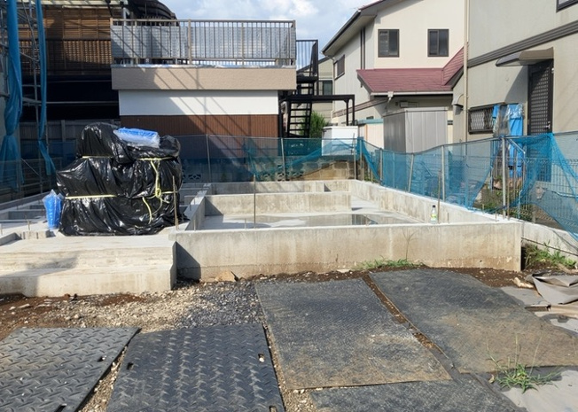 【庭】 | 庭があることでガーデニングや家庭菜園はもちろん、こどもの遊び場やペットを放して遊ぶことができます。また、家の周囲に余裕があるということです。隣地との間があれば、十分な日当たりと、風通しが確保できます。