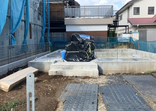 【玄関】 | 玄関は家の顔でもあり、家族以外の目にも止まる場所です。玄関は外との間を仕切る扉、靴などをしまっておく収納スペース、靴脱ぎのたたきスペース、来客とのやり取りをするドアホンなど複数のアイテムからなります。