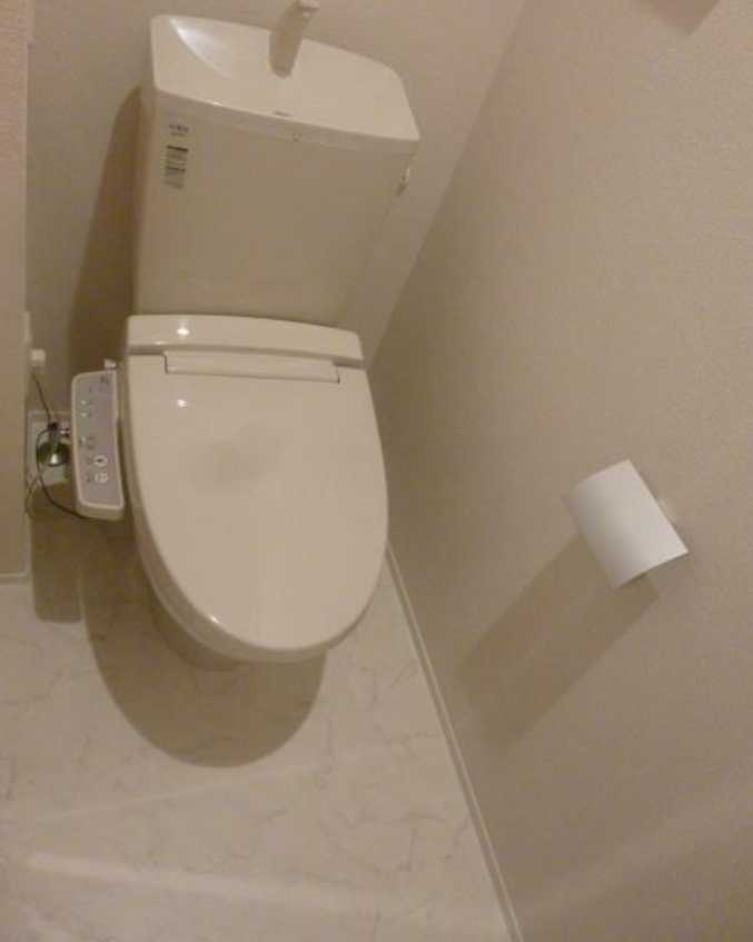 ラシーネ上用賀　南向き　角部屋　駐輪場のトイレ
