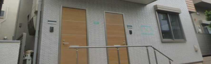 ラシーネ上用賀　南向き　角部屋　駐輪場のエントランス
