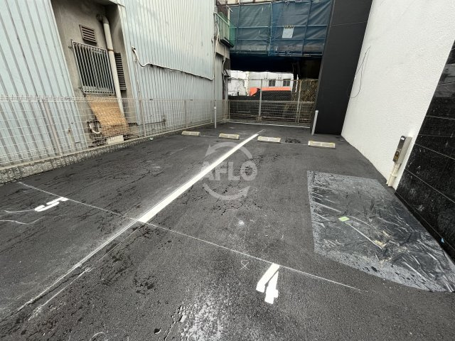 ソルテラスNAMBAサウスフィールの駐車場