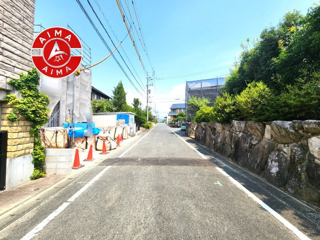 筑紫野市美しが丘北2丁目第1-2棟（2号棟）の前面道路含む現地写真|前面道路は閑静な住宅地をはしる車通りの少ない道路。お車の出し入れが苦手なママや小さなお子様にも安心ですね。しっかり舗装もされているので、ベビーカーや自転車で通っても快適に通行できます。