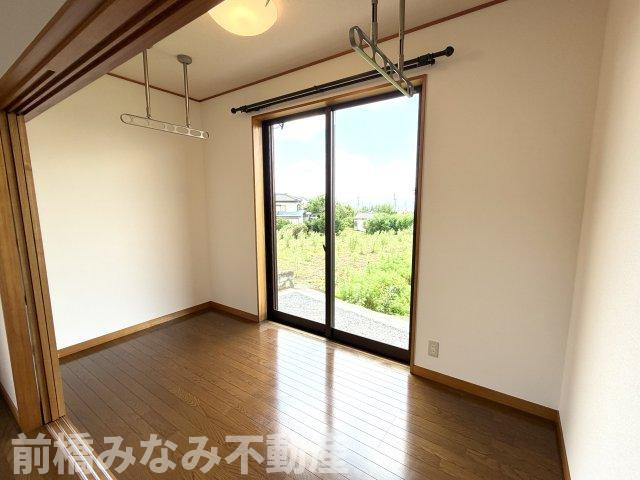 【中古平屋】前橋市富士見町石井　３LDKの居間・リビング|室内干しのスペース完備で雨の日も家事の負担が軽減されます。