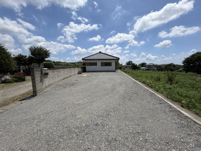 【中古平屋】前橋市富士見町石井　３LDKの駐車場|お車の台数を多く所有していてもゆとりのある駐車スペースです。