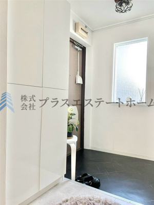 【玄関】 | 甲南兵庫ハイム | 広々玄関で来客時も安心♪天井高のシューズボックスもあるためたくさんの靴を収納できます♪