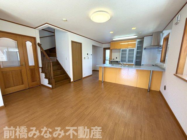 【中古】前橋市富田町　５LDK＋Sの居間・リビング|床暖房付きのリビングです