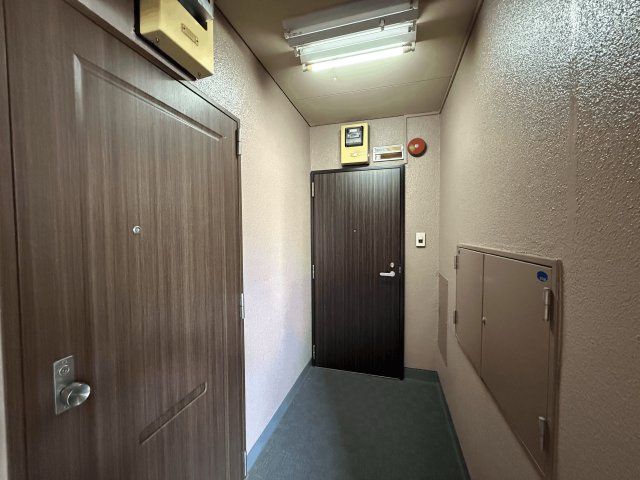 【玄関】 | 東洋マンション大名 | 玄関周りは清潔で落ち着きのある雰囲気です