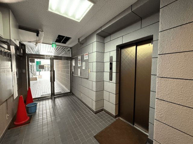 【その他共用部分】 | 東洋マンション大名 | レトロな感じですがきちんと手入れがされているエントランスホールです