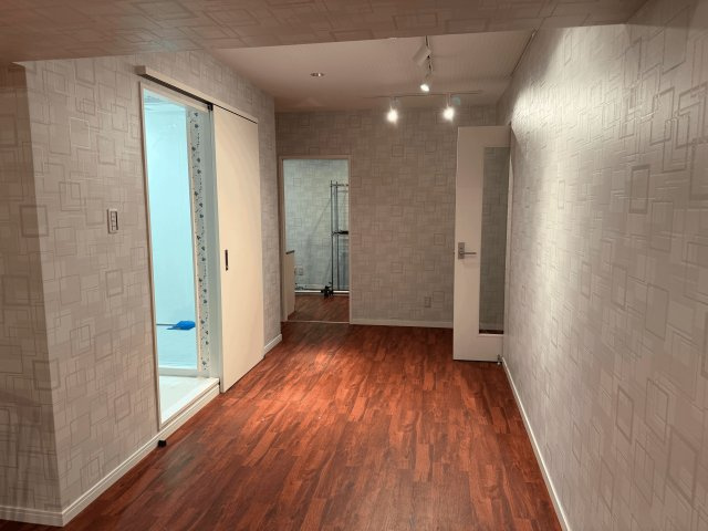 【居間・リビング】 | 東洋マンション大名 | 部屋のちょうど真ん中の位置に洗面所と浴室があります