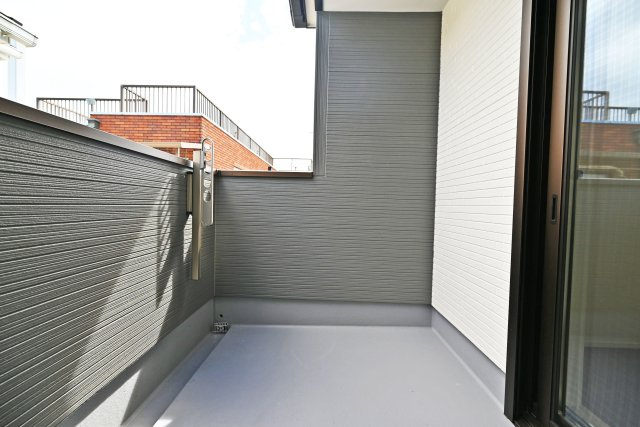 ファーストタウン摂津市南別府町新築一戸建て│2SSLDK+駐車1台可のバルコニー|バルコニーはしっかりとした広さで、洗濯物の多い日にも便利です。