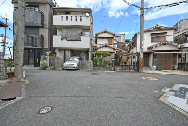 ファーストタウン摂津市南別府町新築一戸建て│2SSLDK+駐車1台可の周辺|戸建てが並ぶ静かなエリアで、穏やかな住環境です。