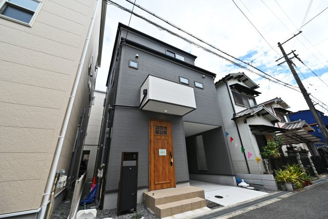 ファーストタウン摂津市南別府町新築一戸建て│2SSLDK+駐車1台可の外観|スーパーやコンビニなどの生活施設が身近に揃い、日々の暮らしを快適にサポートしてくれる嬉しい立地です。