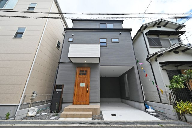 ファーストタウン摂津市南別府町新築一戸建て│2SSLDK+駐車1台可の外観|ご不明な税金・諸費用についても丁寧にサポートいたします。現地見学で、住まいのイメージやご希望をぜひお聞かせください。