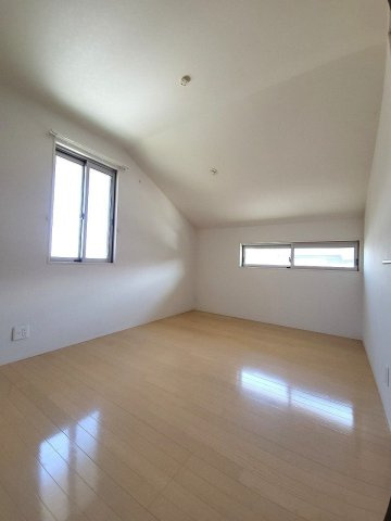 【洋室】 | 福岡市南区若久６丁目 戸建て | 2階の洋室。全室2面採光で明るく風通しも良好です