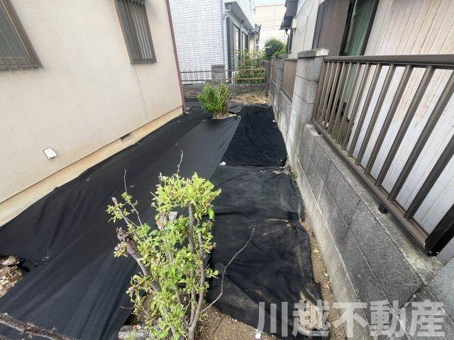 建築条件なし　古家つき売地（川越かし野台）の外観|現況、有効宅地の西側部分は専用庭として使用