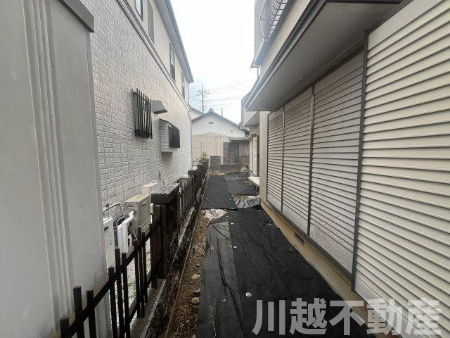 建築条件なし　古家つき売地（川越かし野台）の外観|現況、有効宅地の南側部分は隣地と約1.6m離れており、通風が確保されています