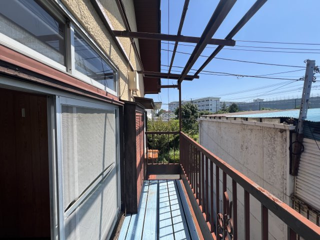 【当社売主】さて、どうしてやろうか！！自分で住むのも賃貸に出すのもアリよりのアリ。DIYもイイね！プロに設計してもらうもアリね！駐車場まで付いとる『青葉区市ケ尾町』中古戸建のバルコニー
