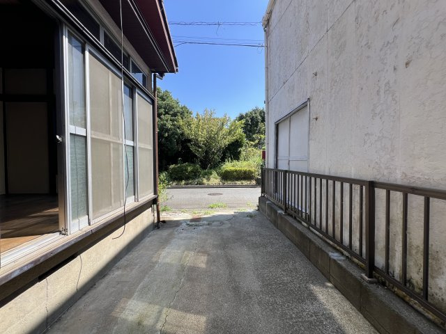 【当社売主】さて、どうしてやろうか！！自分で住むのも賃貸に出すのもアリよりのアリ。DIYもイイね！プロに設計してもらうもアリね！駐車場まで付いとる『青葉区市ケ尾町』中古戸建の駐車場