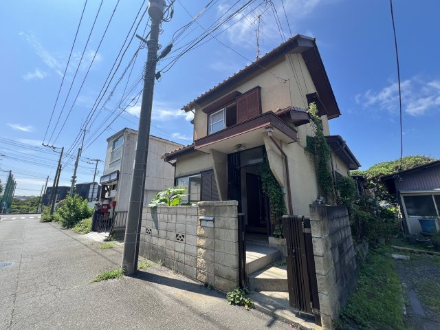 【当社売主】さて、どうしてやろうか！！自分で住むのも賃貸に出すのもアリよりのアリ。DIYもイイね！プロに設計してもらうもアリね！駐車場まで付いとる『青葉区市ケ尾町』中古戸建の前面道路含む現地写真