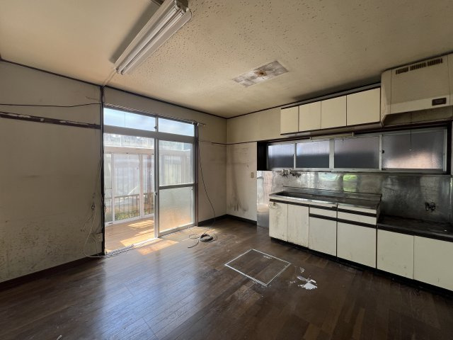 【当社売主】さて、どうしてやろうか！！自分で住むのも賃貸に出すのもアリよりのアリ。DIYもイイね！プロに設計してもらうもアリね！駐車場まで付いとる『青葉区市ケ尾町』中古戸建のキッチン