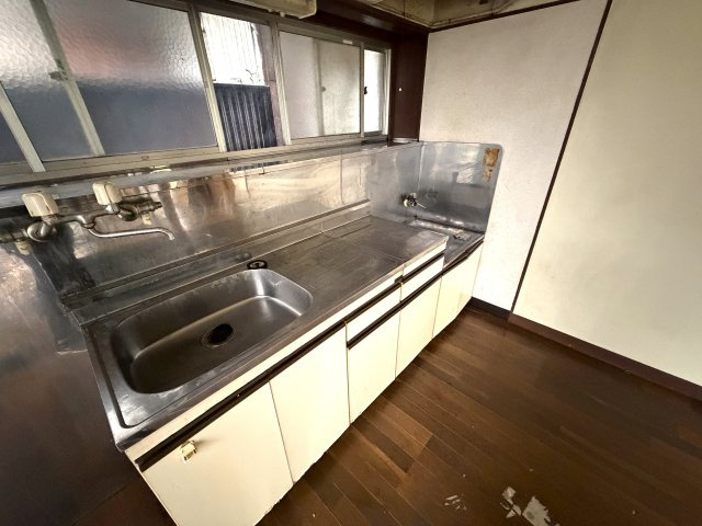 【当社売主】さて、どうしてやろうか！！自分で住むのも賃貸に出すのもアリよりのアリ。DIYもイイね！プロに設計してもらうもアリね！駐車場まで付いとる『青葉区市ケ尾町』中古戸建のキッチン|クリーニング中です