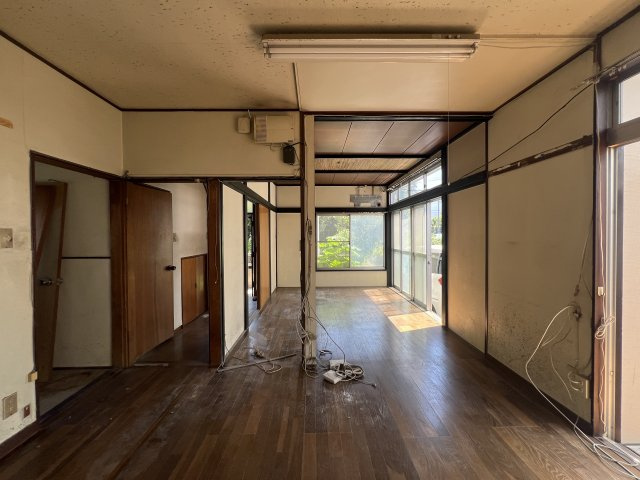 【当社売主】さて、どうしてやろうか！！自分で住むのも賃貸に出すのもアリよりのアリ。DIYもイイね！プロに設計してもらうもアリね！駐車場まで付いとる『青葉区市ケ尾町』中古戸建の居間・リビング