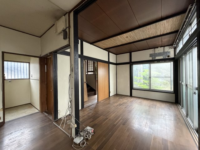 【当社売主】さて、どうしてやろうか！！自分で住むのも賃貸に出すのもアリよりのアリ。DIYもイイね！プロに設計してもらうもアリね！駐車場まで付いとる『青葉区市ケ尾町』中古戸建の居間・リビング|クリーニング中です