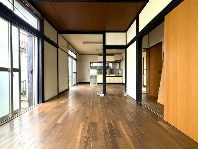 【当社売主】さて、どうしてやろうか！！自分で住むのも賃貸に出すのもアリよりのアリ。DIYもイイね！プロに設計してもらうもアリね！駐車場まで付いとる『青葉区市ケ尾町』中古戸建の居間・リビング|クリーニング中です