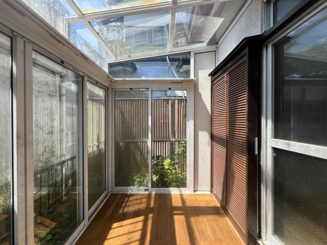 【当社売主】さて、どうしてやろうか！！自分で住むのも賃貸に出すのもアリよりのアリ。DIYもイイね！プロに設計してもらうもアリね！駐車場まで付いとる『青葉区市ケ尾町』中古戸建のその他|サンルームです