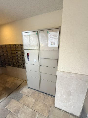 ロータリーパレス佐貫のその他共用部分|共用部・宅配ボックスあり　対面なしで荷物が受け取れ便利です