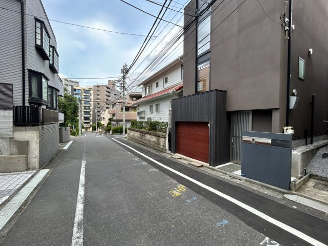 渋谷区富ヶ谷1丁目 中古戸建の前面道路含む現地写真