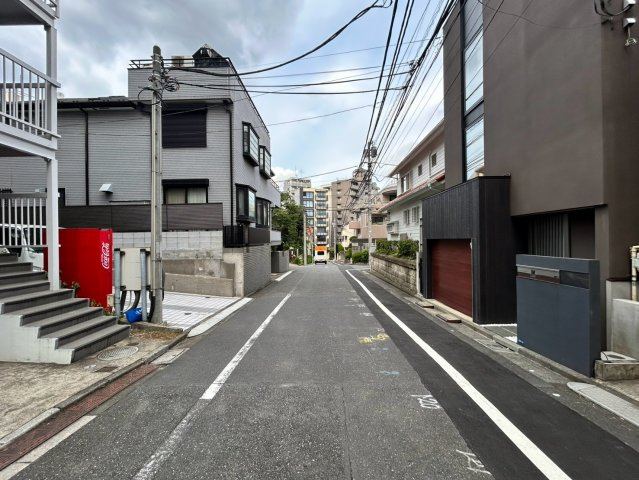 渋谷区富ヶ谷1丁目 中古戸建の前面道路含む現地写真