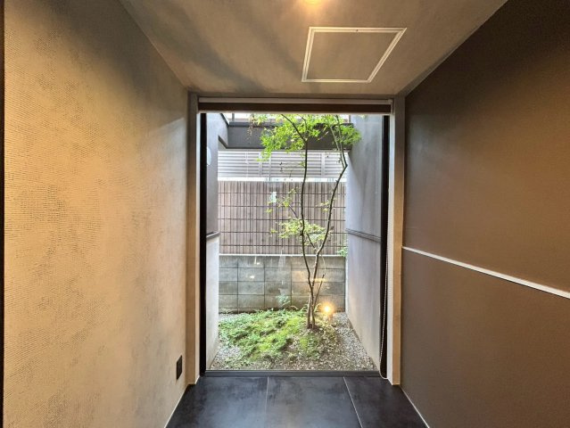 渋谷区富ヶ谷1丁目 中古戸建の庭|坪庭