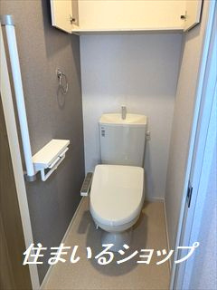 ユーキー１のトイレ|シャワートイレ・収納棚・手すりあり