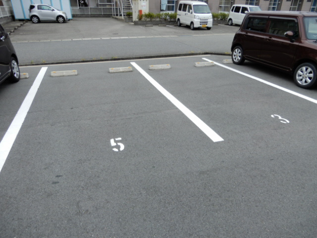 エンカーサ宝殿Ａ棟の駐車場