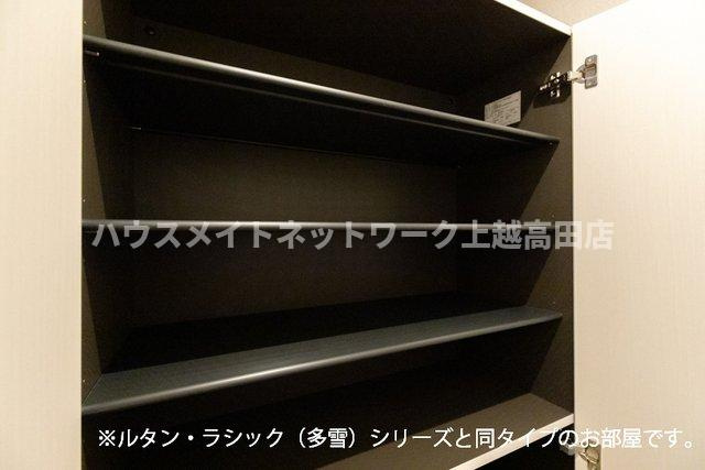 ジェイド　テラスの収納|シューズBOX（参考室内写真ルタン・ラシック（多雪）と同タイプ）