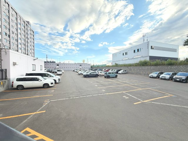 リーセント里塚A棟の駐車場