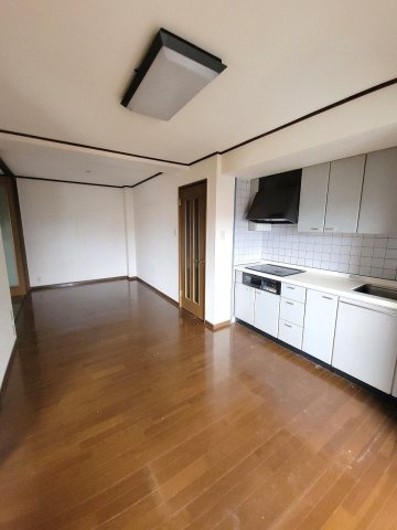 【居間・リビング】 | 高宮オークマンション | 壁付タイプのキッチンでLDKのスペースをより広く使えます