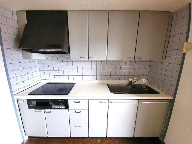 【キッチン】 | 高宮オークマンション | 吊戸棚があるので調理器具や食品ストックなどをスッキリとしまえます