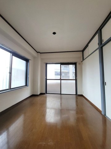 【洋室】 | 高宮オークマンション | 2面窓から室内に多く光を取り入れております。景色も広く見えるので開放感があります