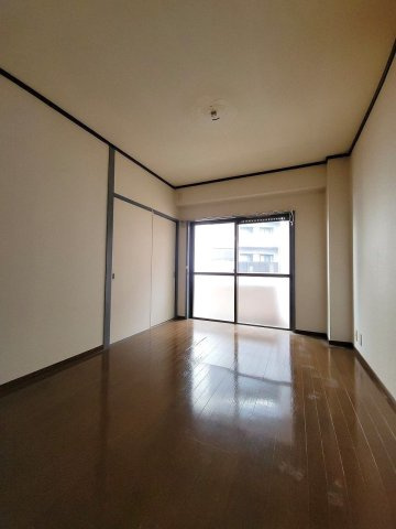 【洋室】 | 高宮オークマンション | 各部屋にはクローゼットを完備しています！収納が多いお家はすっきりして快適空間です